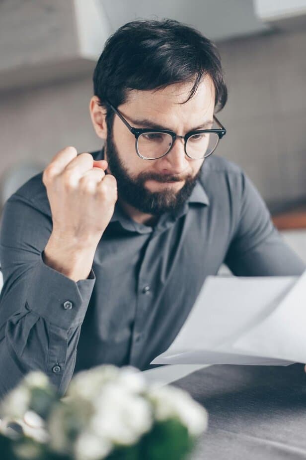 Sich wegen kleiner Dinge leicht reizen oder ärgern lassen Sich wegen kleiner Dinge leicht reizen oder ärgern lassen