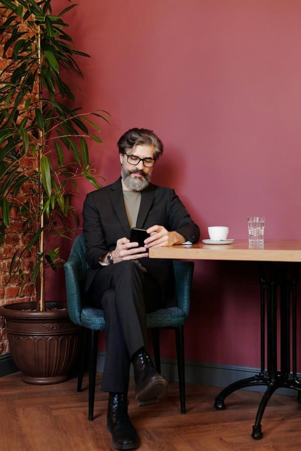 8 Männertypen, die statistisch gesehen mit größerer Wahrscheinlichkeit betrogen werden The Midlife Crisis Guy