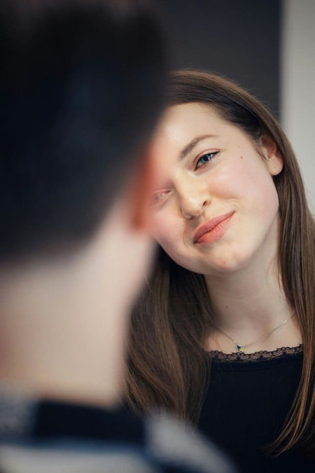 Du sollst einen neutralen Gesichtsausdruck bewahren
