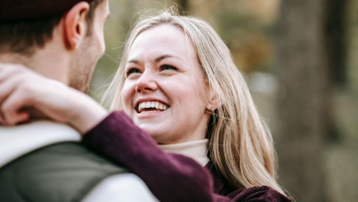 8 Romantische Phrasen, die jeder Mann beherrschen sollte