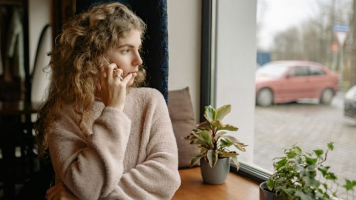 8 Zeichen, dass dein Ex weitergezogen ist (und du das auch tun solltest)