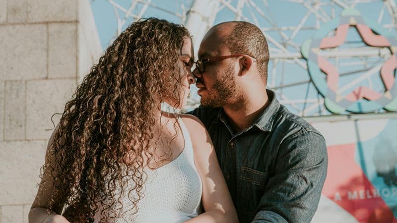 Sie lehnen sich bei Gesprächen an dich heran Sie lehnen sich bei Gesprächen an dich heran