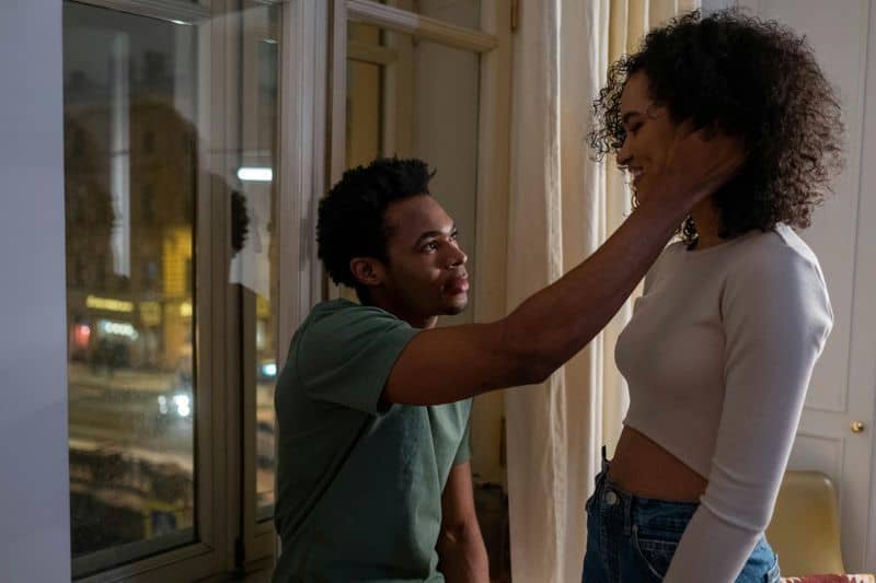 Sie machen einen längeren Augenkontakt Sie machen einen längeren Augenkontakt