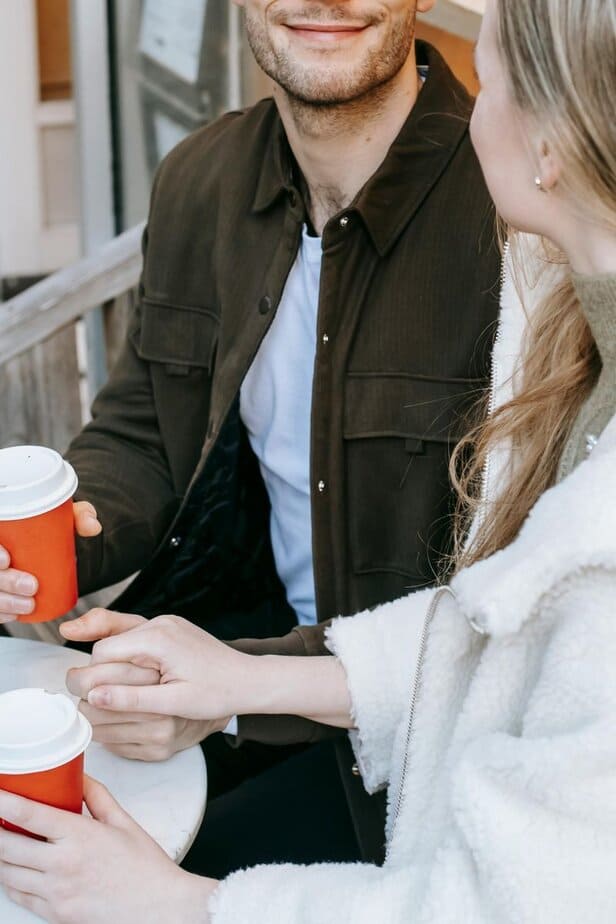 Seine Worte und Taten stimmen nicht überein Seine Worte und Taten stimmen nicht überein