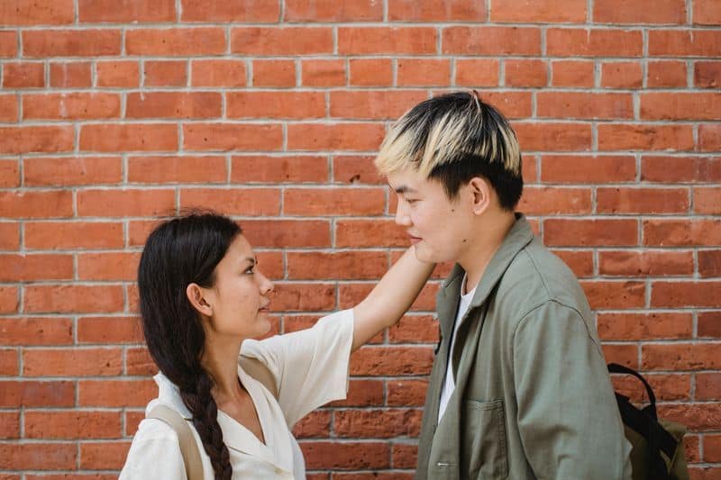 Er flirtet mit anderen Menschen Er flirtet mit anderen Menschen