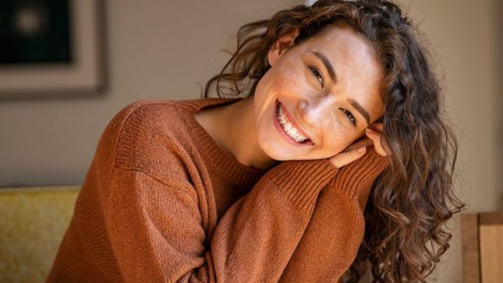 9 Dinge, die Frauen tun und die Männer heimlich unwiderstehlich finden