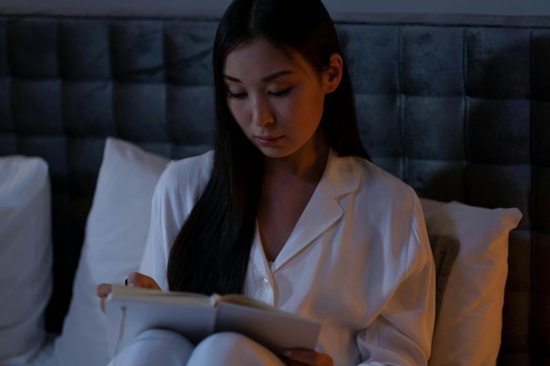 Sie beendet jeden Tag mit Nachdenken und Dankbarkeit Sie beendet jeden Tag mit Nachdenken und Dankbarkeit