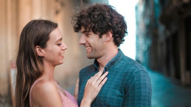 9 Wege, wie selbstbewusste Frauen flirten, ohne ein Wort zu sagen