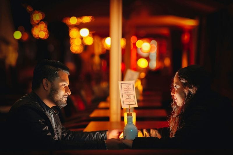 Wenn er diese 12 kleinen Dinge tut, bist du mit einem erwachsenen Mann zusammen He Plans Real Dates—Not Just Come Over