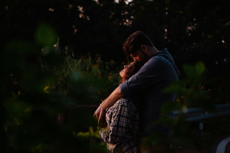 Er klammert sich an dich, weil er Angst hat, dich zu verlieren Er klammert sich an dich, weil er Angst hat, dich zu verlieren