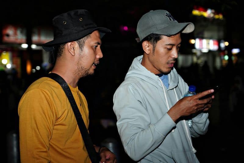 Er vermeidet es, dich wichtigen Leuten vorzustellen Er vermeidet es, dich wichtigen Leuten vorzustellen