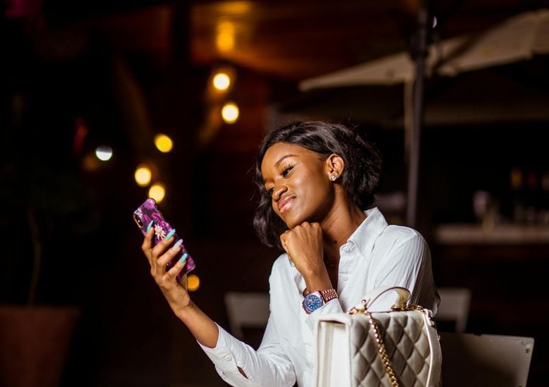 Er meldet sich nur spät in der Nacht Er meldet sich nur spät in der Nacht