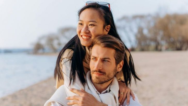 Du bist mit jemandem zusammen, der heißer ist als du – so gehst du damit um