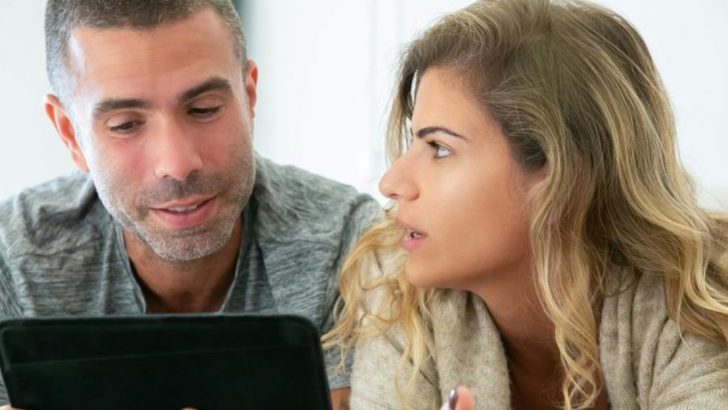 Wenn er diese 13 Dinge tut, kämpft er mit tiefer Unsicherheit