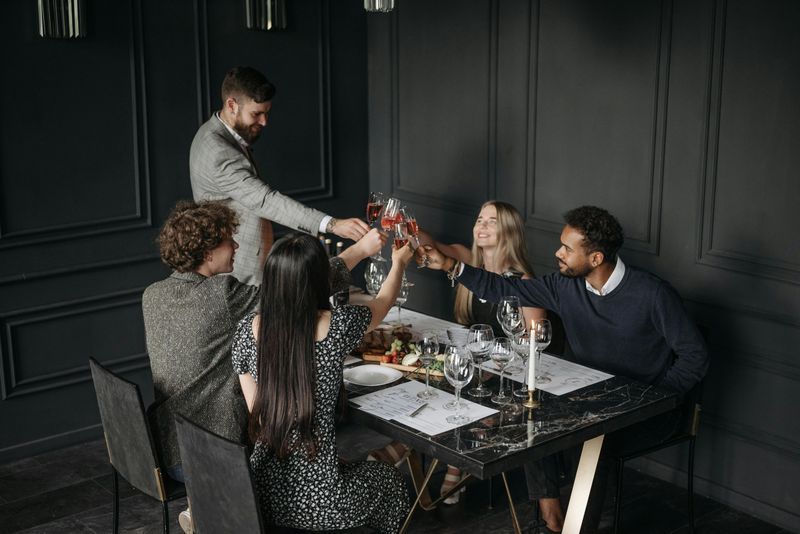 Sie wollen deine Leute kennenlernen und dich in ihre einführen Sie wollen deine Leute kennenlernen und dich in ihre einführen