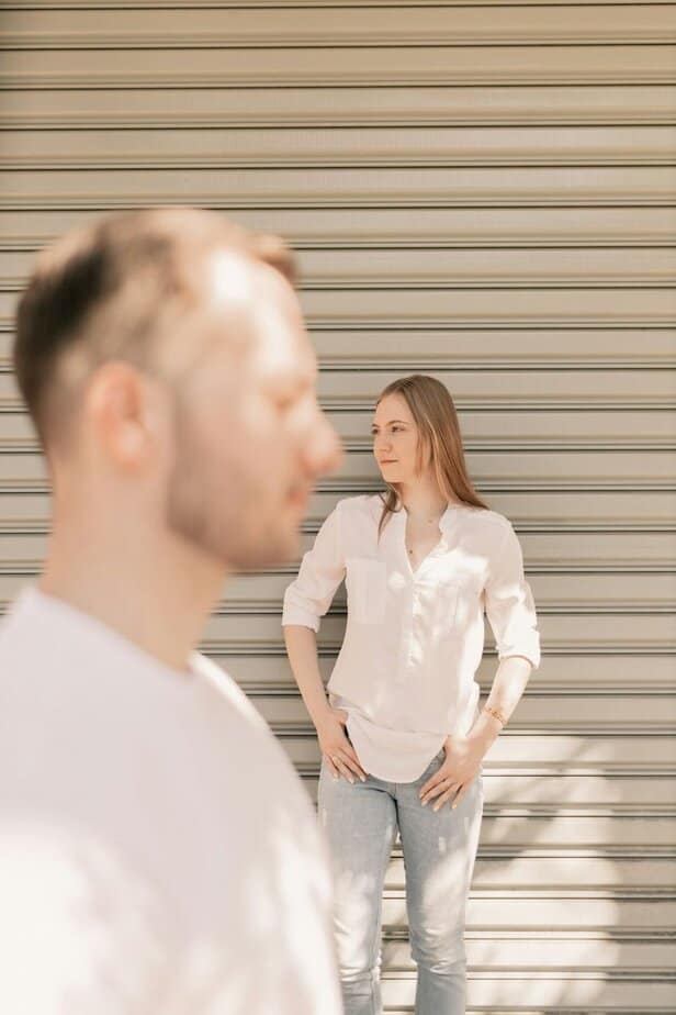 Er vermeidet bedeutungsvolle Unterhaltungen Er vermeidet bedeutungsvolle Unterhaltungen