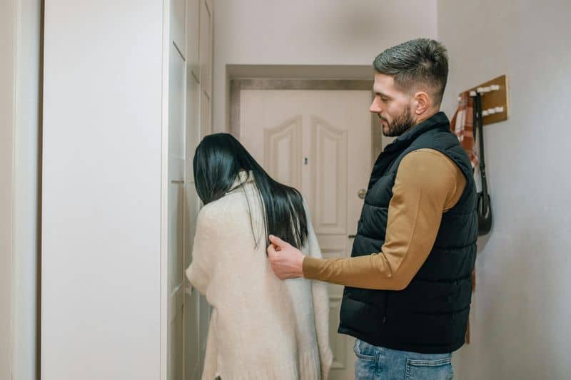 Er versucht, sich aufrichtiger zu entschuldigen Er versucht, sich aufrichtiger zu entschuldigen