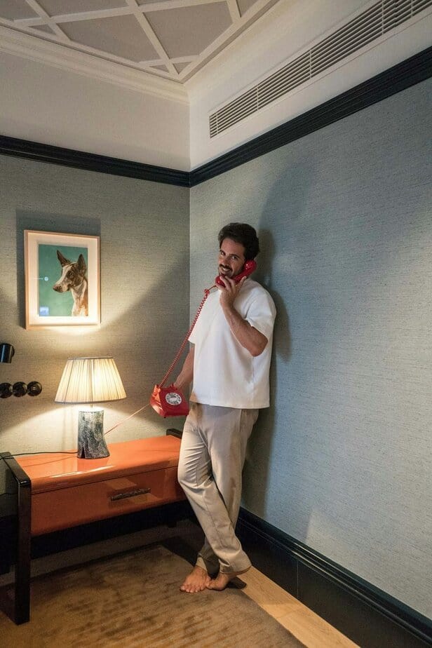 Er findet Ausreden, um in Kontakt zu bleiben