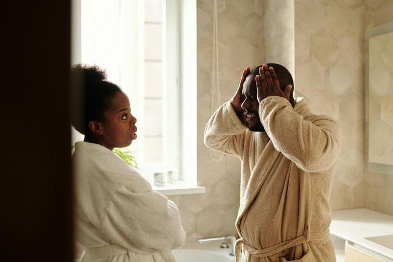 Sie kommuniziert weniger