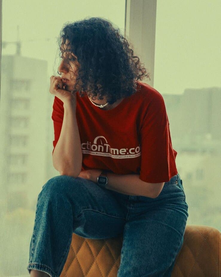 Sie zieht sich gef&uuml;hlsm&auml;&szlig;ig zur&uuml;ck