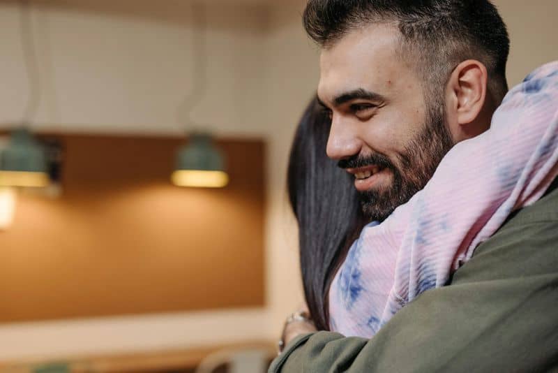 Eine warme Umarmung im richtigen Moment Eine warme Umarmung im richtigen Moment