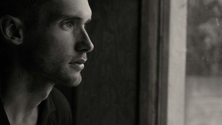 11 unangenehme Zeichen, dass er nicht &uuml;ber seine Ex hinweg ist