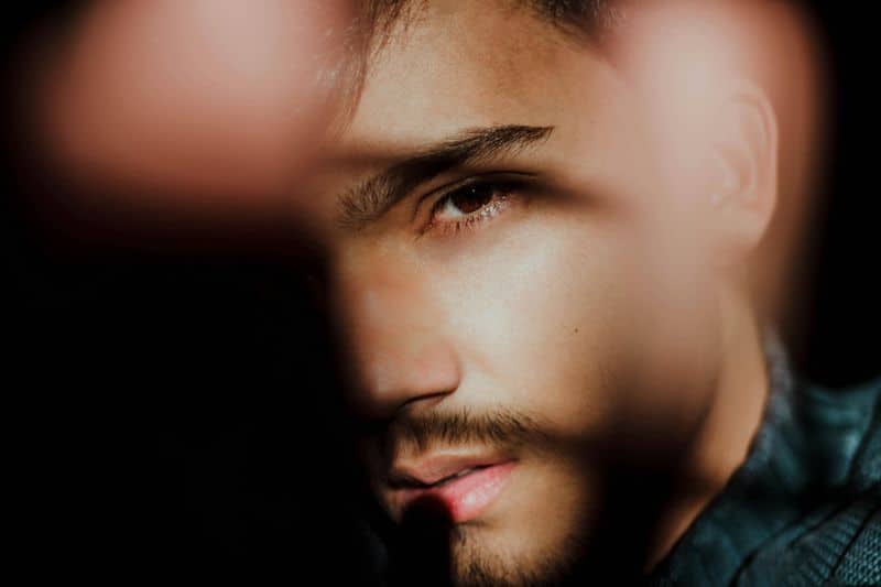 Er ist immer noch mit einem Bein in seiner fr&uuml;heren Beziehung