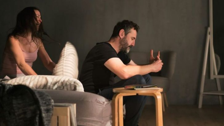 12 Zeichen, dass eine Frau ihrem Ehemann nicht wirklich vertraut