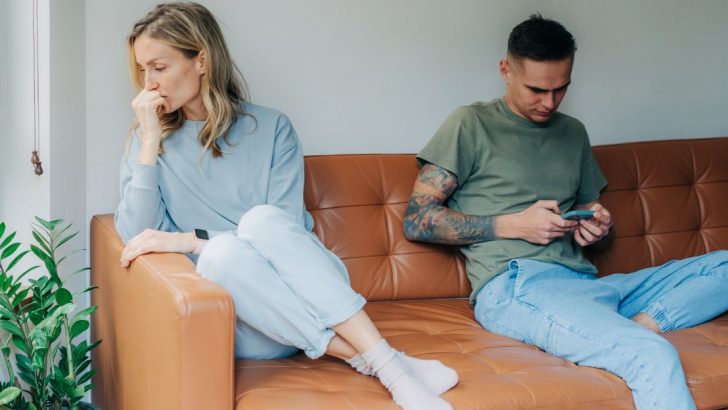 12 Zeichen, dass er die Aufmerksamkeit mehr mag als dich