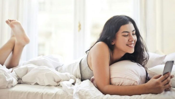 7 Angewohnheiten beim Texten, die zeigen, dass er mehr in dich verliebt ist, als er zugibt