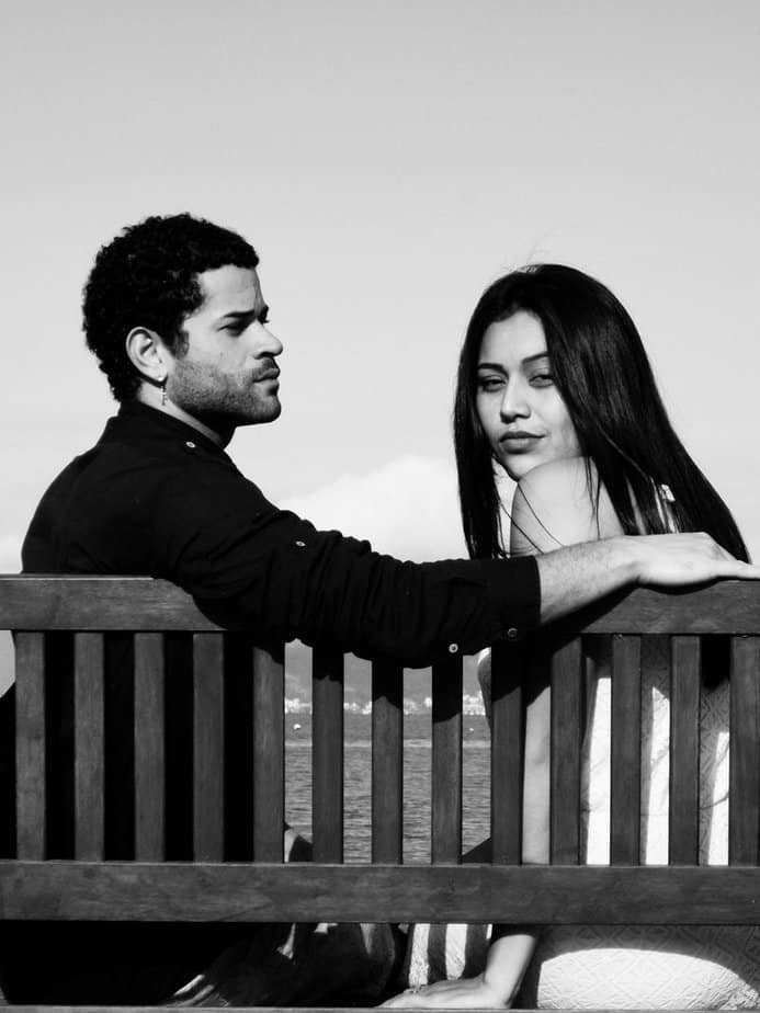 Seine Versprechen stimmen nie mit seinen Taten überein Seine Versprechen stimmen nie mit seinen Taten überein