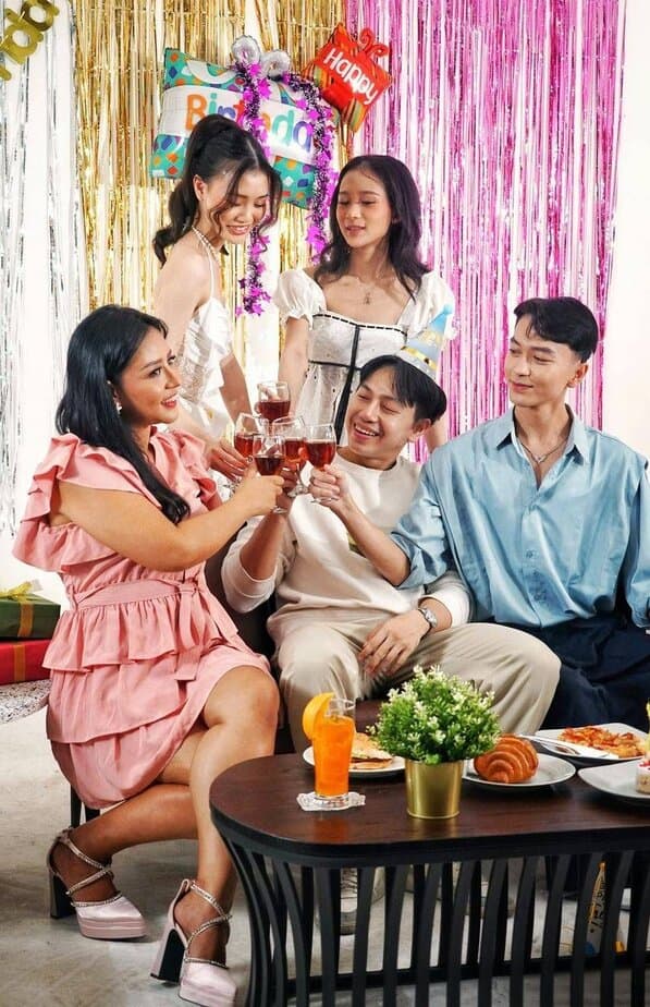 Sie meidet oder f&uuml;hlt sich in Gruppen unwohl