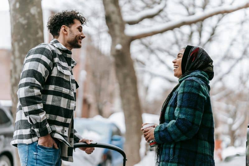 Er wird nerv&ouml;s oder sch&uuml;chtern in deiner N&auml;he