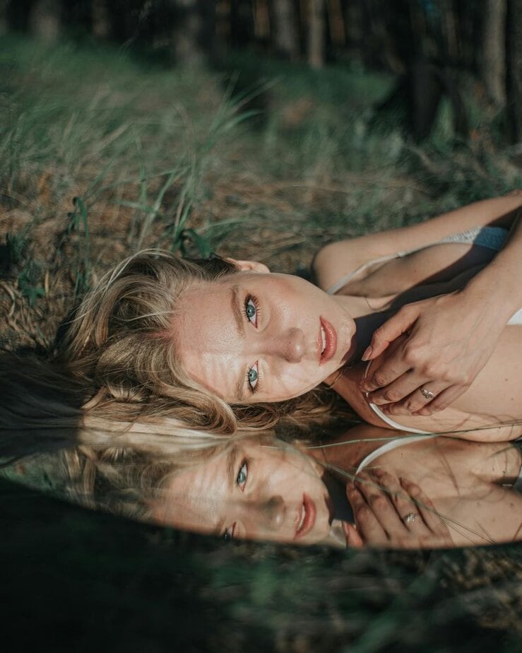 Sie spiegeln alle um sie herum wider Sie spiegeln alle um sie herum wider