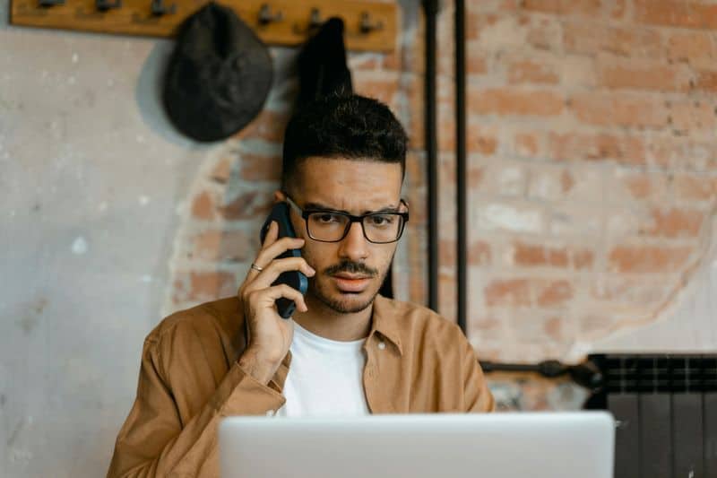 Er vergisst den roten Faden der Konversation