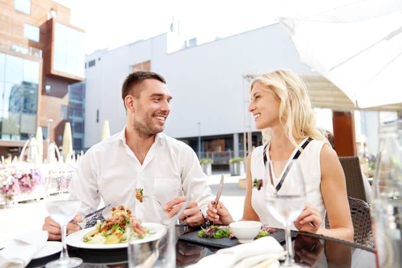 Sie ermutigt zu ehrlicher Kommunikation Sie ermutigt zu ehrlicher Kommunikation