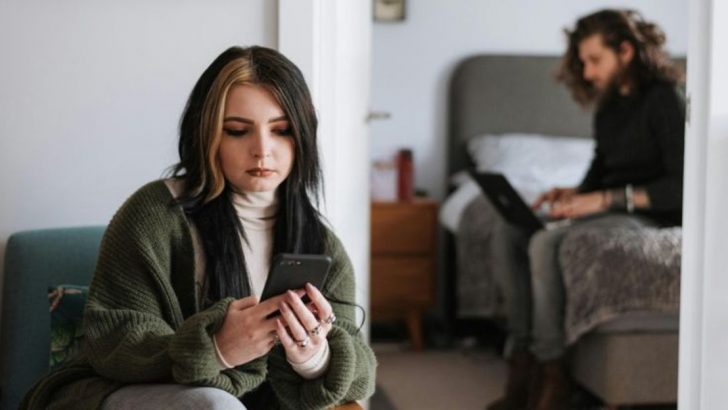 Hier sind 10 Zeichen, dass eine Frau dich nicht mehr lieben kann, obwohl sie immer noch bei dir wohnt