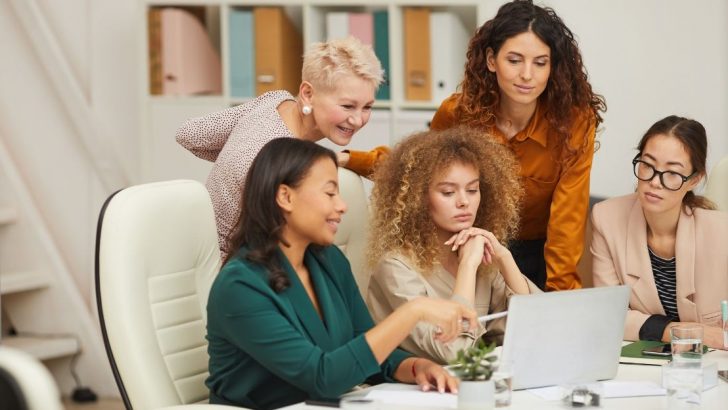 Psychologen machen 10 versteckte Zeichen daf&uuml;r aus, dass ein weiblicher Narzisst eifers&uuml;chtig auf dich ist