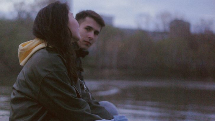 Therapeuten sagen es: Diese 10 subtilen Angewohnheiten machen deutlich, dass jemand Angst vor Bindung hat