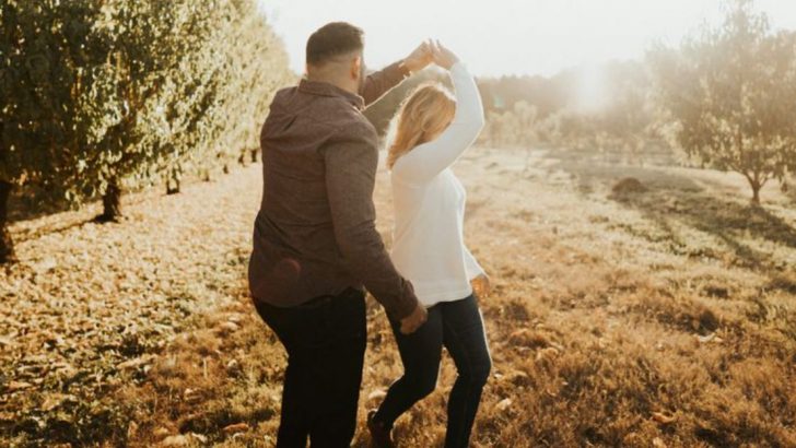 Wenn jemand eifersüchtig auf deine Beziehung ist, wird er diese 10 Dinge tun