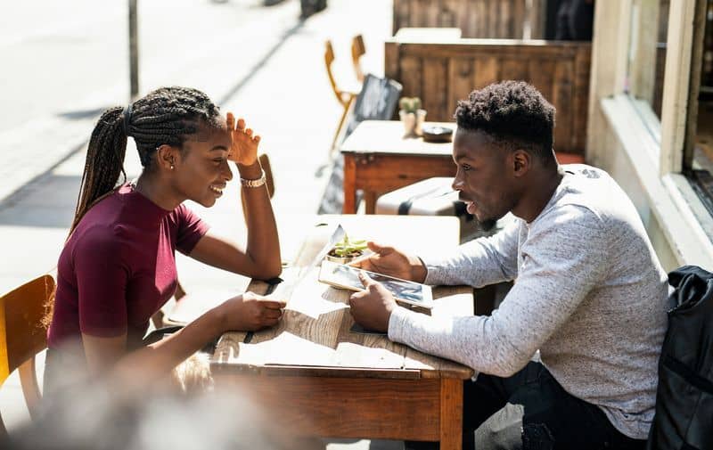 Liebesbombardements nach Streitereien Liebesbombardements nach Streitereien