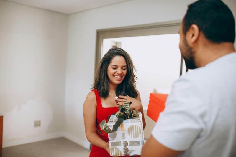 Sie &uuml;berh&auml;ufen dich st&auml;ndig mit Lob und Geschenken