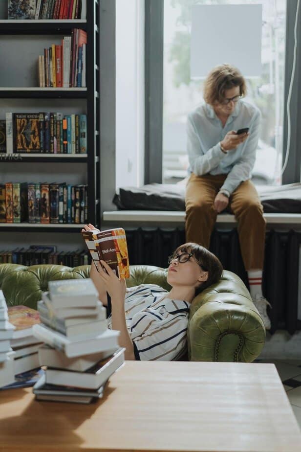 Er sollte sein Telefon um sich herum unter Verschluss halten.