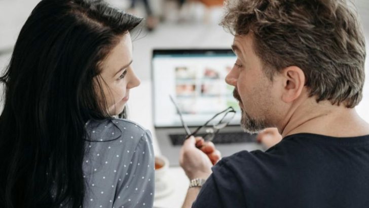 10 Zeichen, dass er nicht &uuml;ber seine Ex hinweg ist (sogar wenn er schw&ouml;rt, dass er es ist)