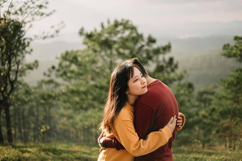 Er ist körperlich anwesend, aber emotional distanziert Er ist körperlich anwesend, aber emotional distanziert