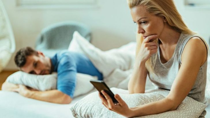 11 Subtile Zeichen, dass dein Partner sich darauf vorbereiten kann, dich zu verlassen