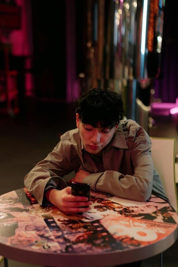 Wenn er anwesend oder durch sein Telefon oder seine Umgebung abgelenkt scheint