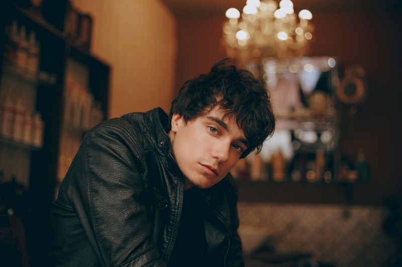 Seine K&ouml;rperhaltung und die Art, wie er sich tr&auml;gt