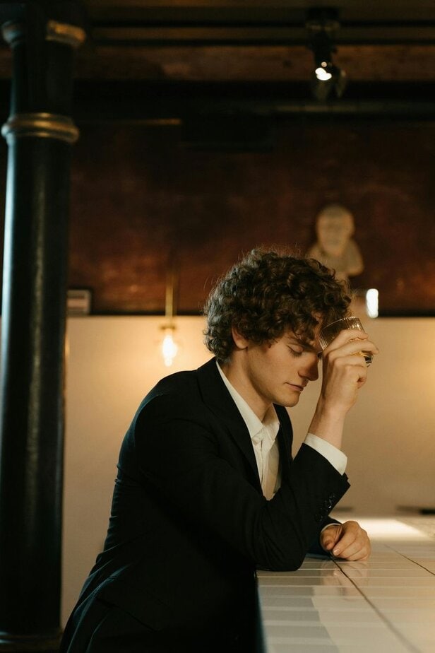 Ob er Blickkontakt macht oder ihn vermeidet