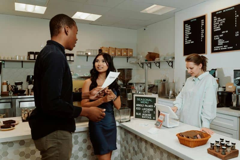 Wie er den Kellner oder die Leute um ihn herum behandelt